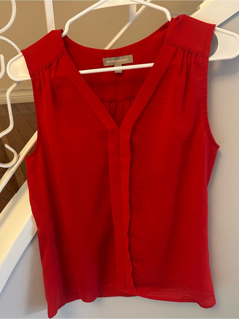 Banana Republic Women’s Red Sleeveless Front Pleat V-Neck Blouse Size 6